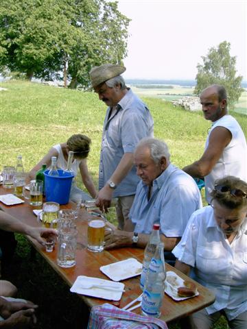 Zur Auswahl gab es Obstler, Willi und J�germeister.