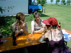 Die M�dels beim Plausch.